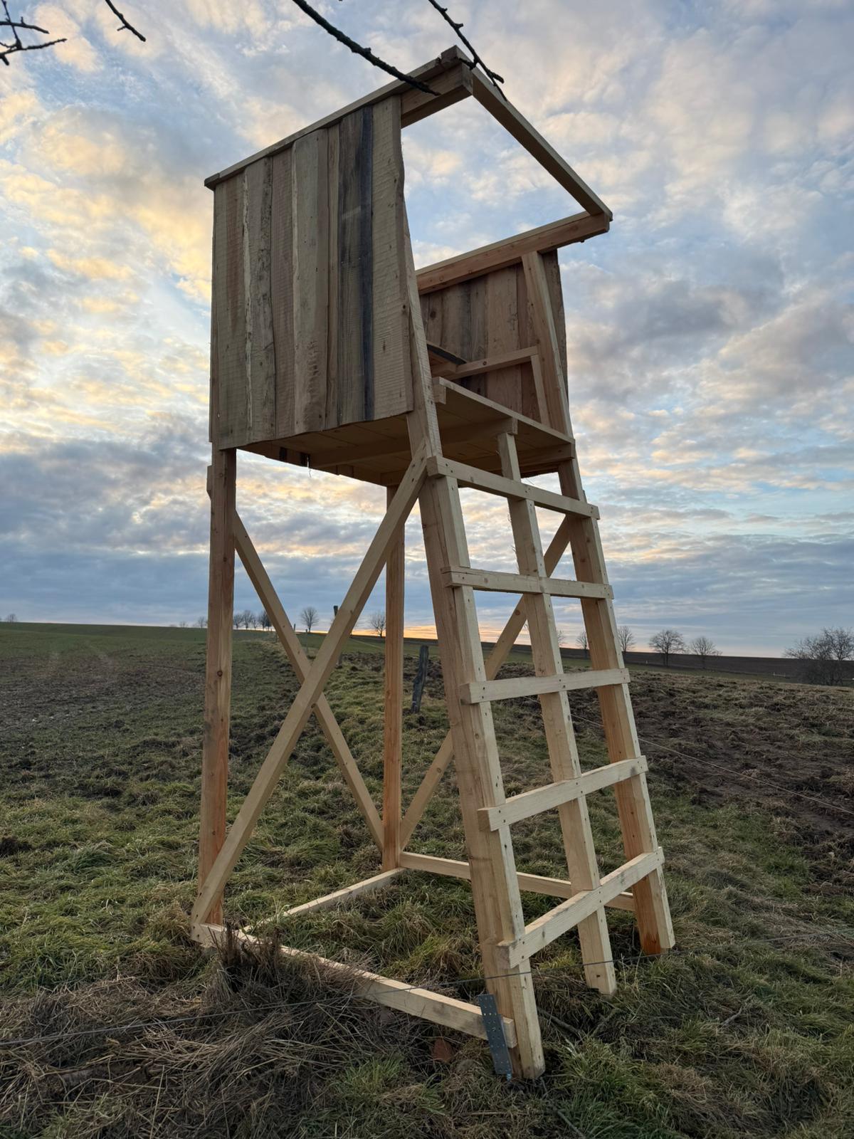 Holzkanzel ohne Dach